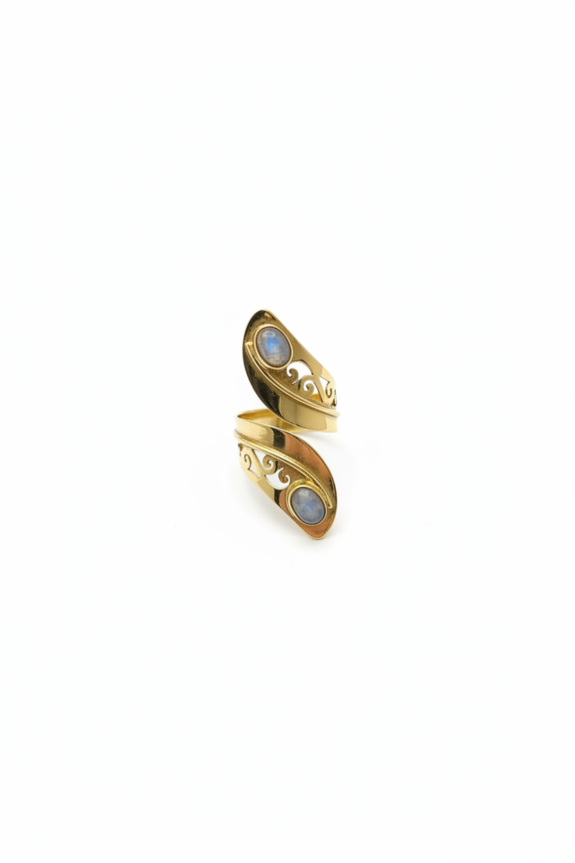 Bague dorée pierre de lune – fond blanc sans mannequin
