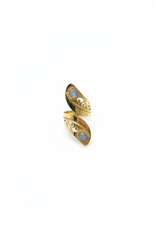 Bague dorée pierre de lune – fond blanc sans mannequin