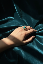 Bague portée velours sombre