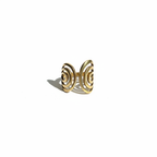 Bague spirale dorée — fond blanc studio