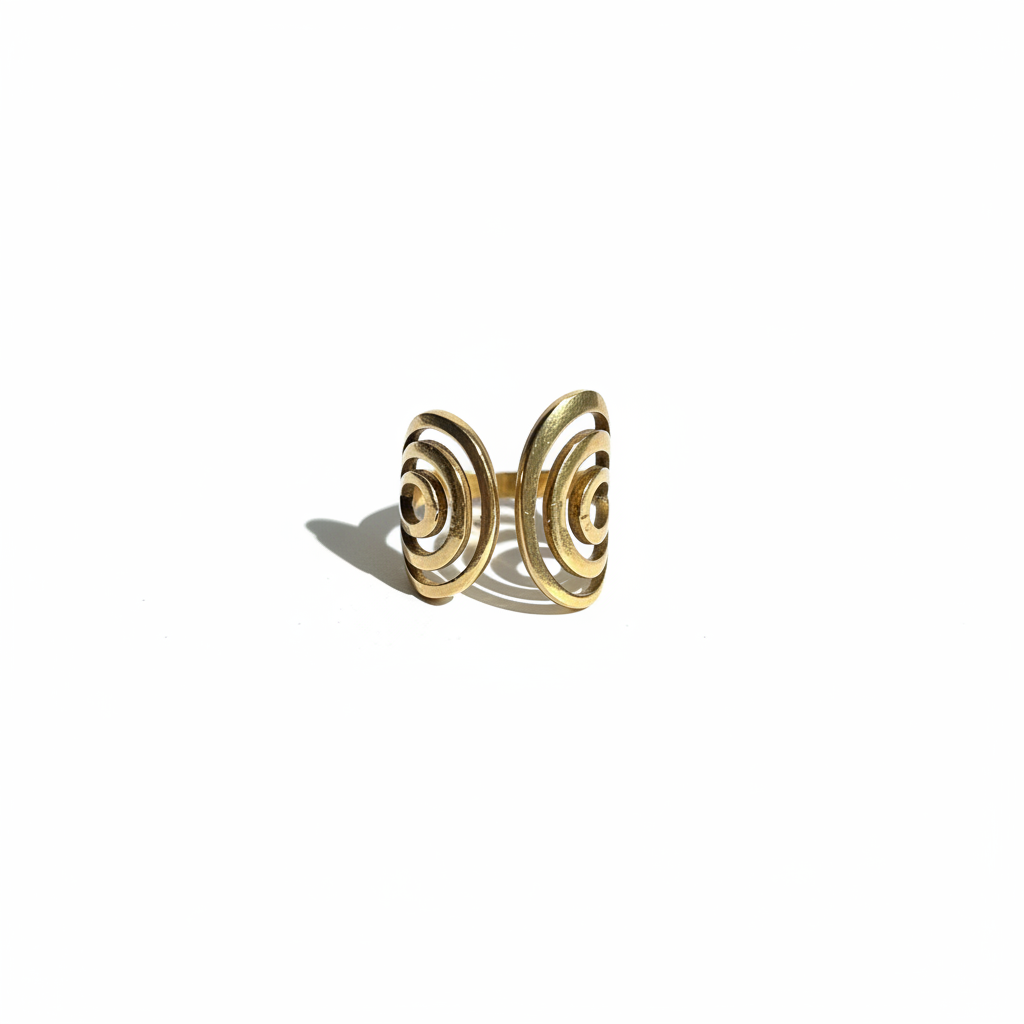 Bague spirale dorée — fond blanc studio