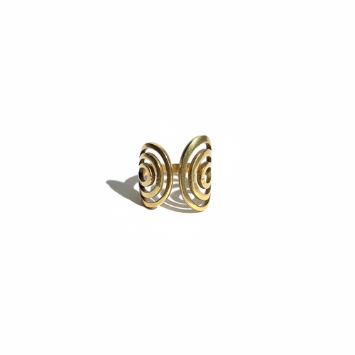 Bague spirale dorée — fond blanc studio