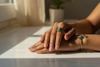 Bague turquoise sur l'annulaire
