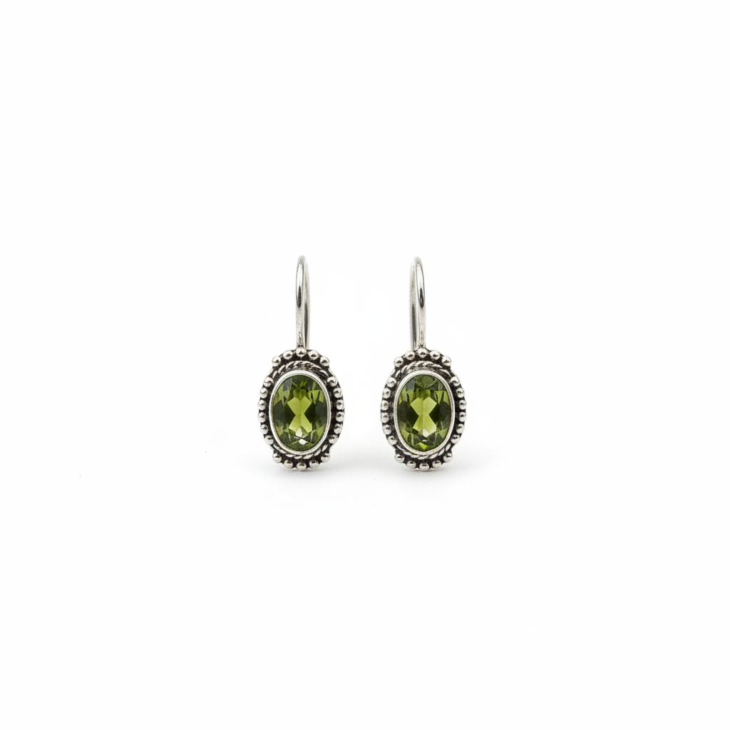 Boucles d'oreilles argent pierre verte - fond blanc studio