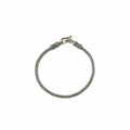 Bracelet argenté tressé – fermoir crochet, fond blanc studio