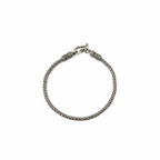 Bracelet argenté tressé – fermoir crochet, fond blanc studio