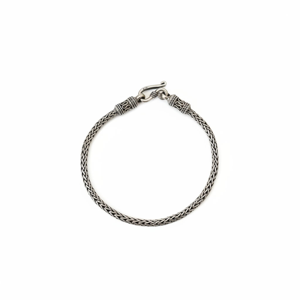 Bracelet argenté tressé – fermoir crochet, fond blanc studio