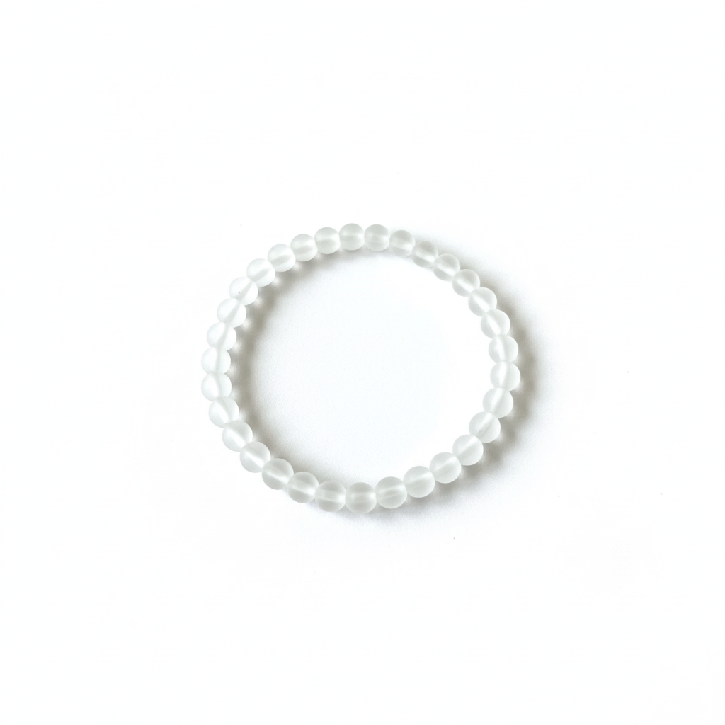 Bracelet blanc mat fond blanc