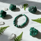 Bracelet émeraude flat lay avec cristaux
