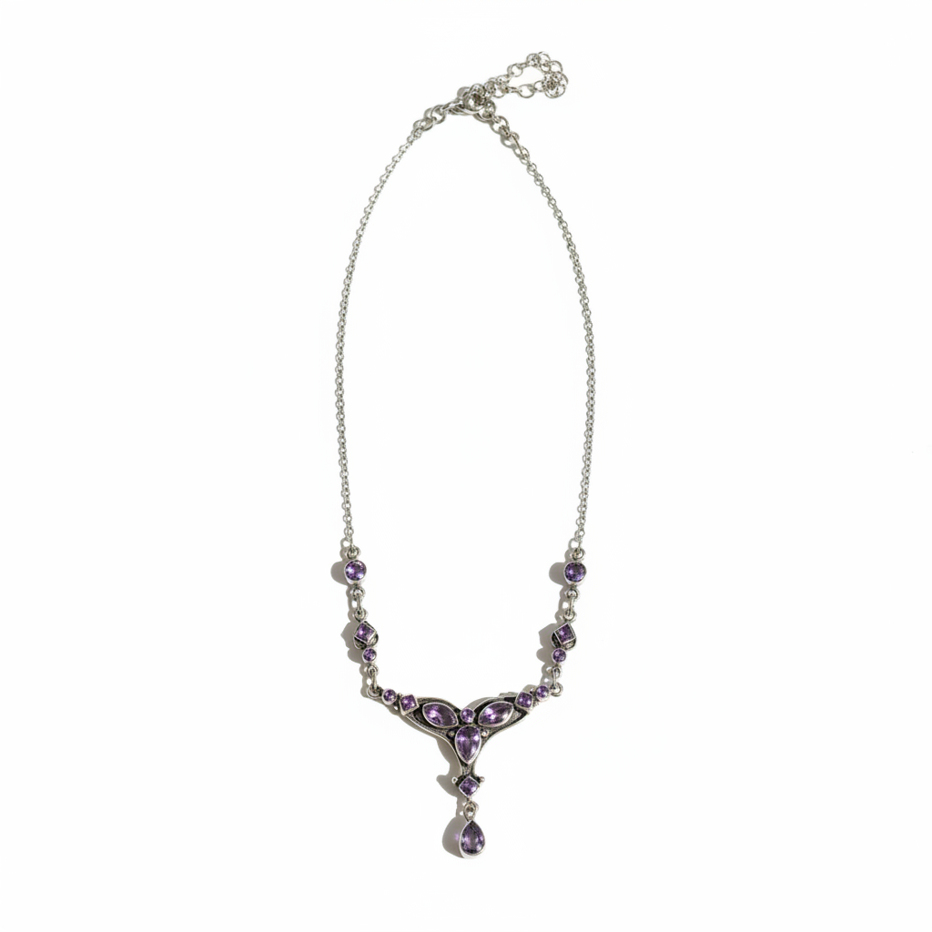 Collier améthyste sur fond blanc