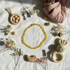 Collier ambre bébé – mise en scène