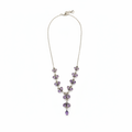 Collier vitrine fond blanc