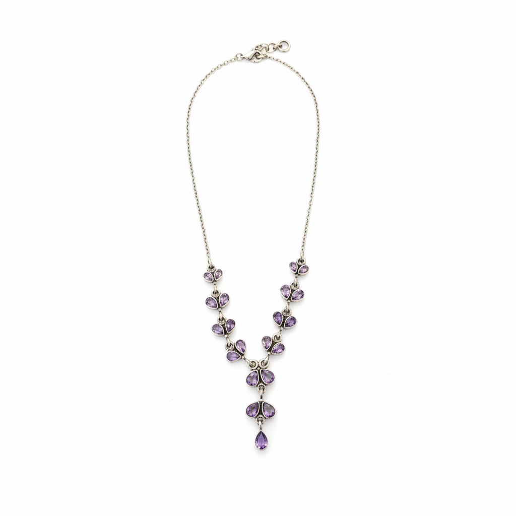 Collier vitrine fond blanc