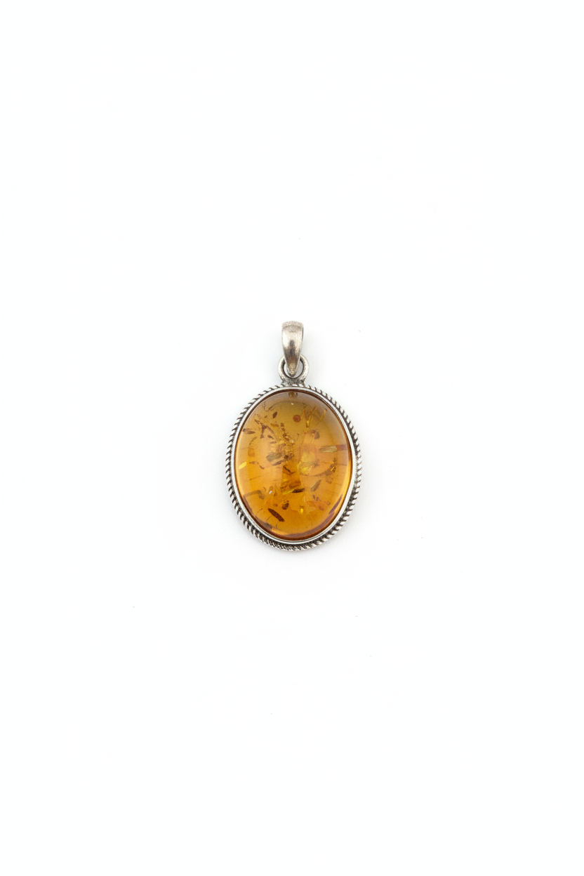 Pendentif ambre - photo vitrine fond blanc