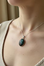 Pendentif labradorite porté - réaliste